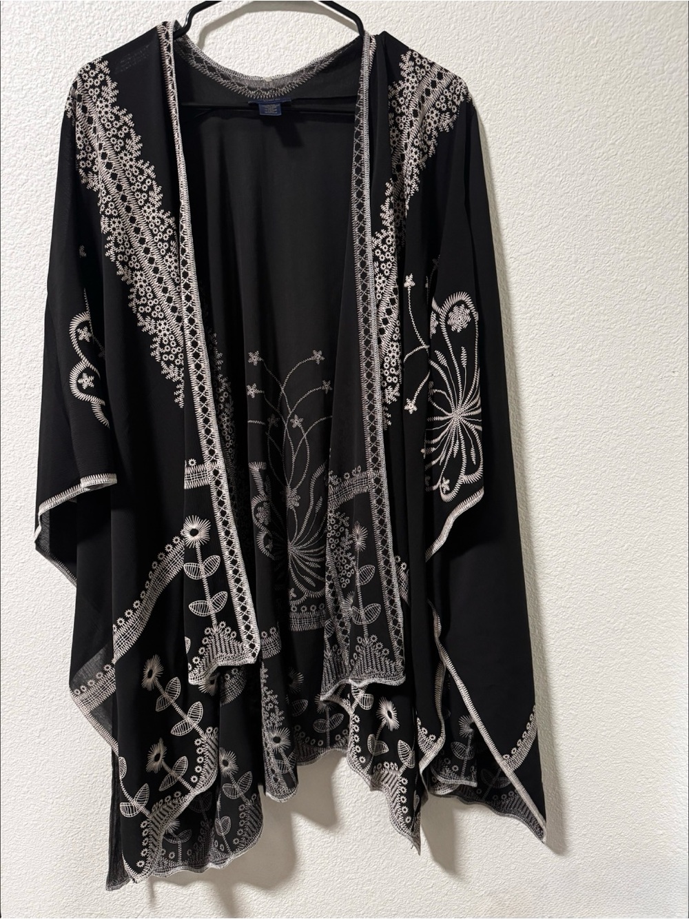 RACHEL Rachel Roy Black Open-Front Embroidered Kimono Cape